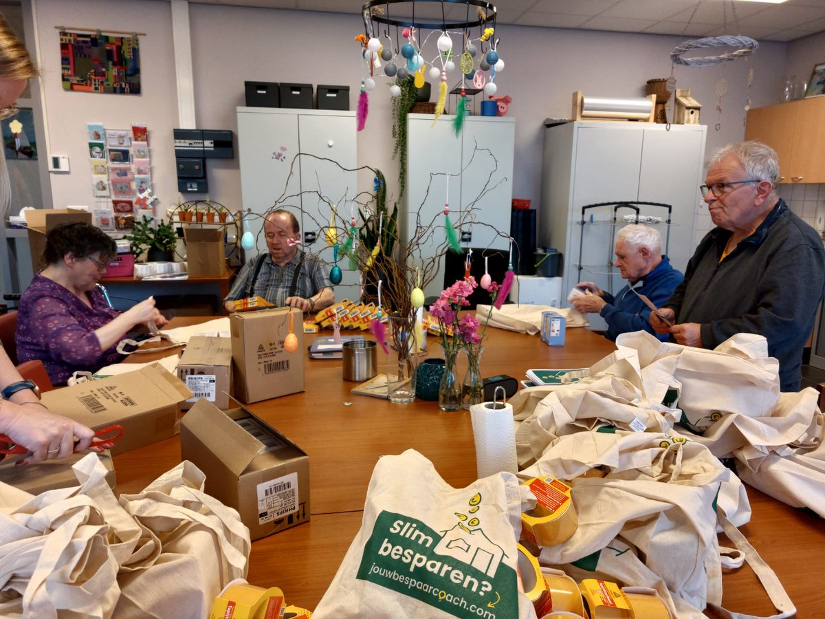 loshermanos56's tweet photo. 200 tasjes met #energiebesparende middelen staan klaar om morgenmiddag in #Alteveer en #Onstwedde bezorgd te worden Met dank aan werk- en dagbesteding #deBolster. #RWLP https://t.co/Nawpyphi57
