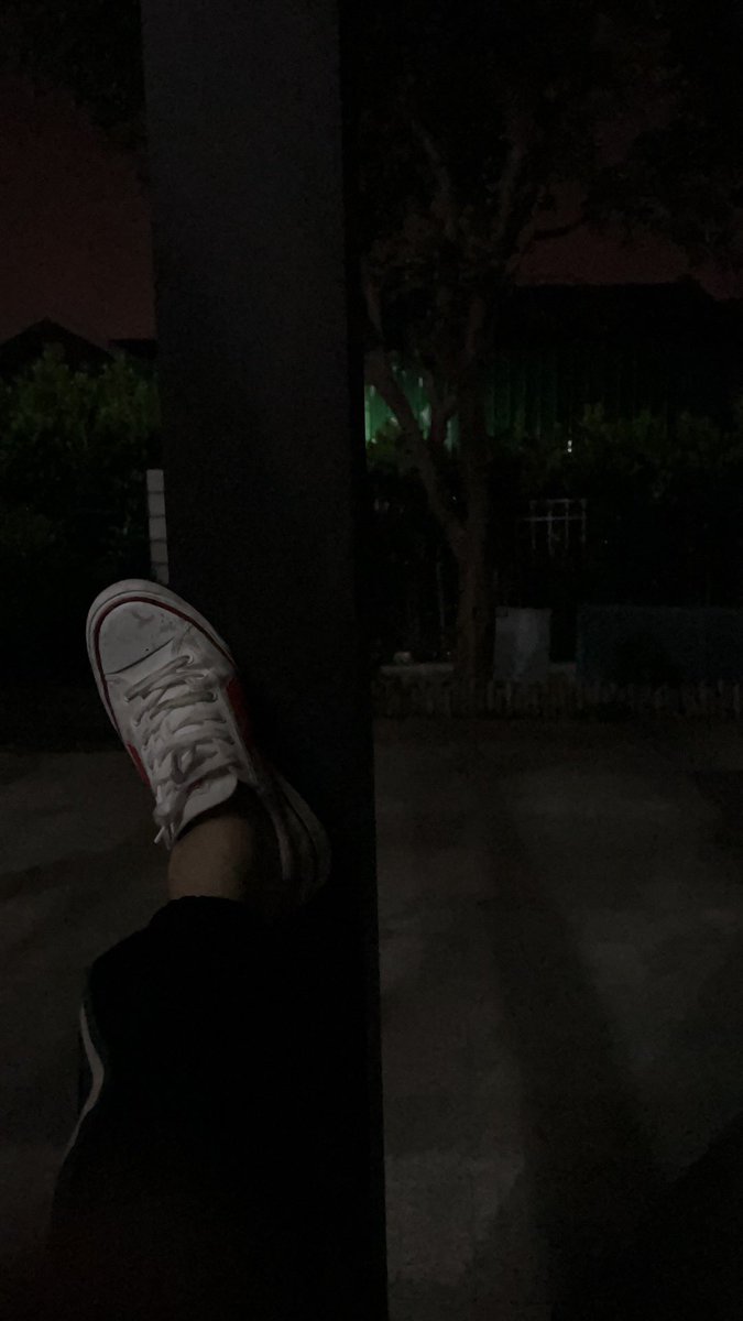 到了我这把年纪
早明白了
很多东西或者人
你喜欢喜欢就好
喜欢也不一定属于你
也不是一定要拥有
也应该明白
别人的承诺什么的
听听就好
别太当真
疫情下出不了家门
在院子里透透气时有感而发的胡言乱语 https://t.co/AD6ZuOEUAL