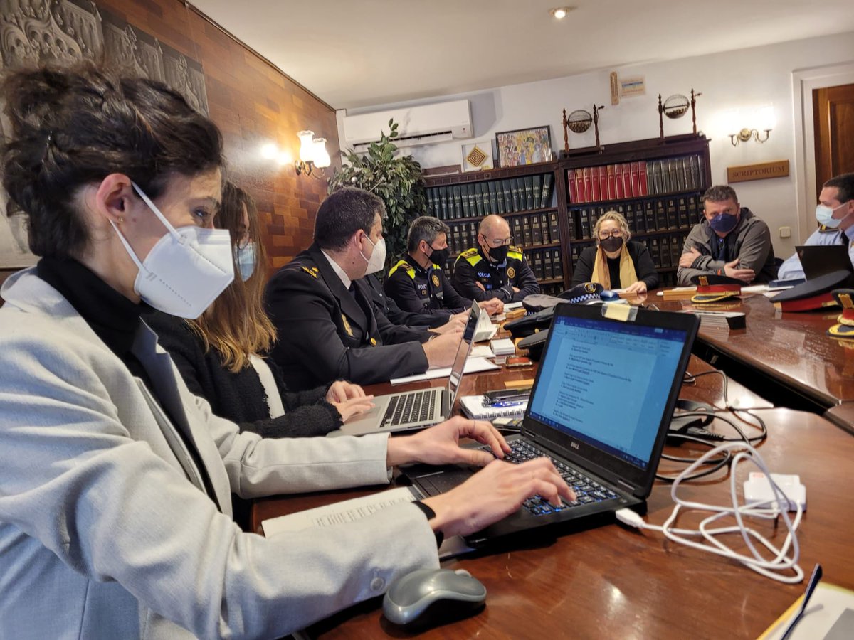 govbarcelona's tweet photo. A la Junta Local de Seguretat de Canet de Mar fem seguiment de les dades amb l’alcaldessa @BlancaArbell i constatem la bona feina dels diferents cossos @mossos @interiorcat @PLCanetdeMar @ajcanetdemar https://t.co/gKuiNFEFGO