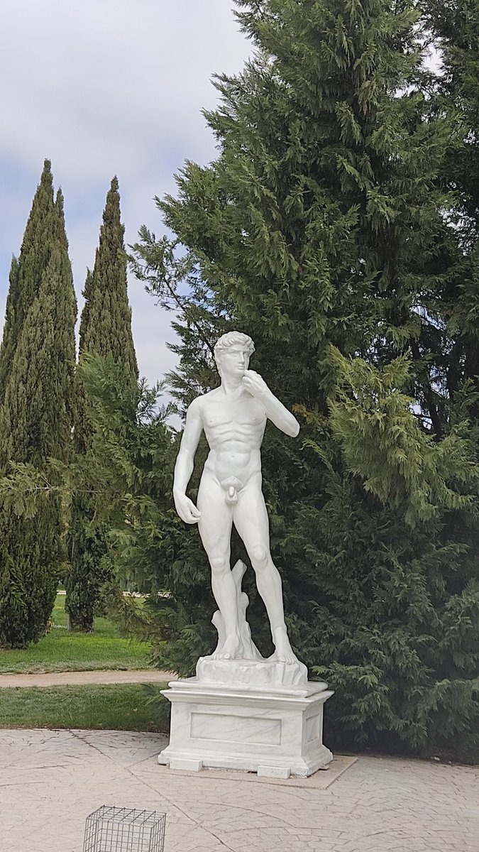andreeaenchina's tweet photo. Mi compañero @GomezSenegal y yo hicimos una parada en #elDavid de Miguel Ángel, un símbolo de Florencia 🇮🇹 Mi escultura favorita😻
Mide más de 5 metros y supera las 5 toneladas! Se mantiene en perfecto estado después de más de 500 años😲
#descubreelmundoconAvge https://t.co/g7oh2M5Ed7