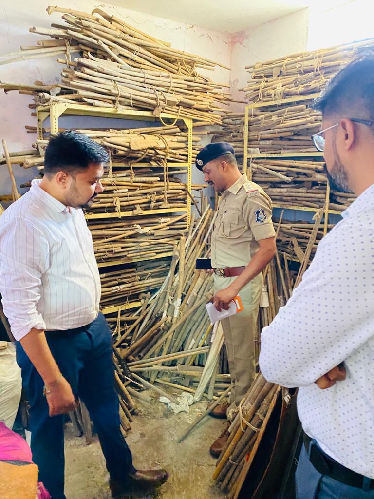 prant_modasa's tweet photo. Inspected Bhiloda police station today.Instructions were given to station incharge regarding CRPC 122,CRPC 107-110,GP act 56-57 and Bombay Prohi. Act-93. Also inspected various registers.@CollectorArvali
@pkumarias @AravalliGog @sanghaviharsh @SP_Arvalli @CMOGuj @ModasaCity https://t.co/KoCil3jCvC