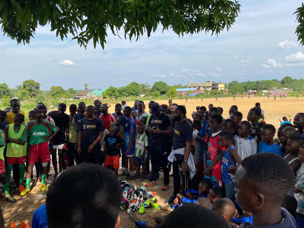 Buty piłkarskie, które zbieraliśmy i wysyłaliśmy do Kongo, są w ostatnich dniach rozdawane w różnych miejscach. Wielkie dzięki dla wszystkich, którzy opróżnili szafy! Kilkaset par ma nowych właścicieli.