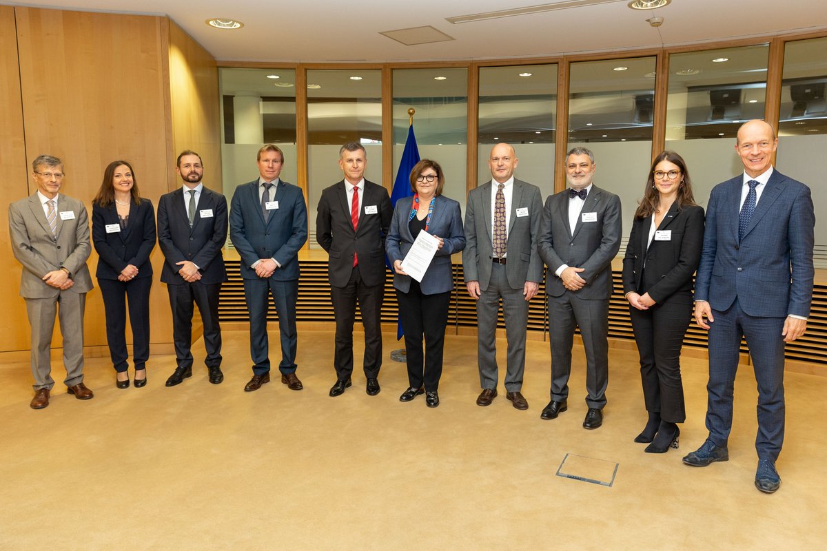 🆕 industry alliance to boost supply of alternative fuels for ✈️aviation &amp; 🚢waterborne transport kicks off work today! With <a href="/AdinaValean/">Adina Valean</a> <a href="/FuelsEurope/">FuelsEurope</a> <a href="/H2Europe/">Hydrogen Europe</a> <a href="/SAFRAN/">Safran</a> <a href="/Fincantieri/">Fincantieri</a>  
Interested in becoming a member? 👉 europa.eu/!cYkw48
#EUGreenDeal #MobilityStrategy