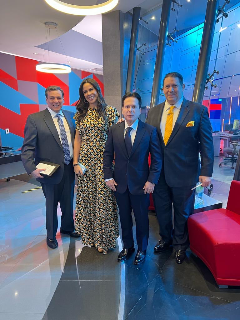 DanielAceves84's tweet photo. En unos momentos más estaremos Mauricio Sulaimán @wbcmoro, @HectorSulaimanS y un servidor en entrevista con @PaolaRojas, platicando sobre la conmemoración del #DíaInternacionalDelDeporte para el Desarrollo y la Paz que realizan la @FAHHdeporte @WBCBoxing #BoxVal #Scholas https://t.co/dXI7nEvdnM