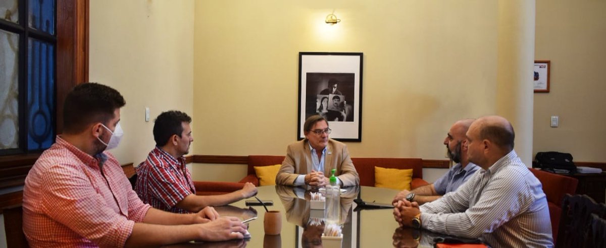 SimonPadros's tweet photo. Hoy me reuní con @pabloalbertus presidente del Centro de Industriales Panaderos de #Tucumán
Un importante sector industrial que le da empleo a más de 14 mil personas 
Hablamos sobre la provisión de gas, el aumento del precio del trigo y otros insumos necesarios para fabricar pan https://t.co/lsdpQf4BMY