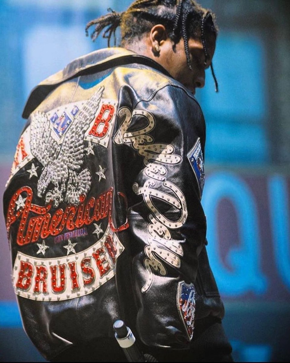 that moment you feel like searching for Pelle Pelle's jackets on eBay 

long before the Ye x Balenciaga affair, the Michigan-based label's leather flagship designs were already there shaping streetwear and music — check them up close at metcha.com
