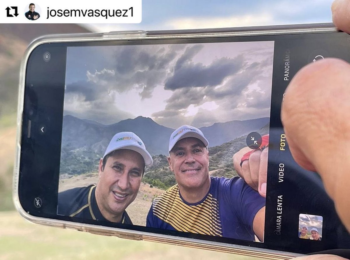 AliErnesto32's tweet photo. ¡Que regalo me ha dado Guárico!

De fondo, en el selfie que me tomé con el Gobernador @josemvasquez, sobre el Cerro el Platillón (el punto más alto de la entidad) el mapa del estado Guárico.

¿Qué mas se puede pedir?
#EtiquetaAVenezuela 
@NicolasMaduro 
@delcyrodriguezv https://t.co/HWRrjQGqpL