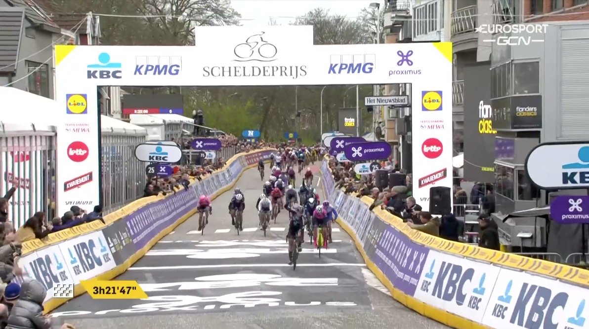 YESS! She's done it again! 🥇

<a href="/lorenawiebes/">Lorena Wiebes</a> wins to make it 2 from 2 at #SPWomen! 💪🏻

#KeepChallenging