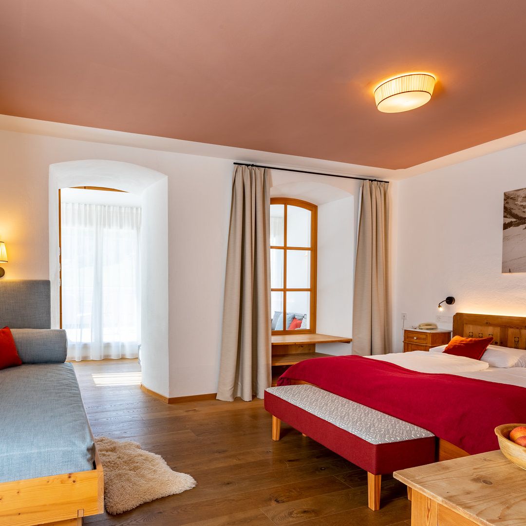 familotel's tweet photo. Das Familienappartement »Panorama Family« im Bella Vista in Südtirol. Mit einem atemberaubenden Blick in Richtung der Ortler &amp; Engadiner Dolomiten. ⛰️ 

Wie wichtig ist euch eine schöne Aussicht aus dem Hotelzimmer?

📸  Jones-Art

(Werbung)
#hotel #südtirol #familienurlaub https://t.co/2T7KNEN8ty