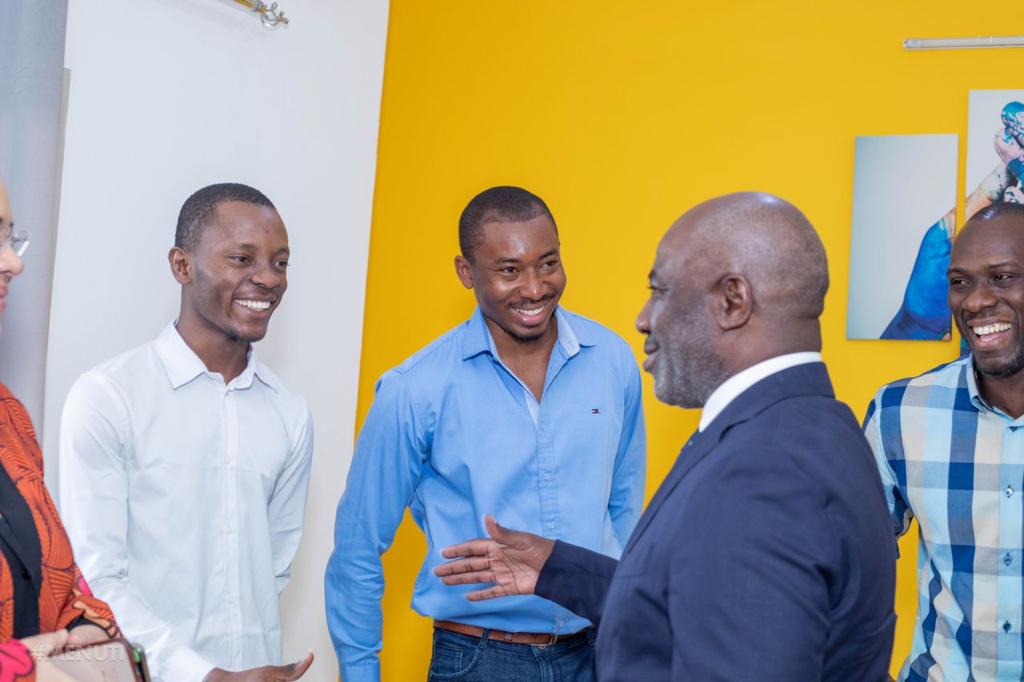 MTNIT_CI's tweet photo. 📍@AdomRogerFelix1 visite les Startups @LifiLed Côte d’Ivoire et Skan Technologies après le lancement de l'initiative « Startup4Gouv » afin de s'imprégner de leurs conditions de travail et de développement
#Innovation
#Startup4Gouv
#MENUTI https://t.co/zqZkZ1eP3h