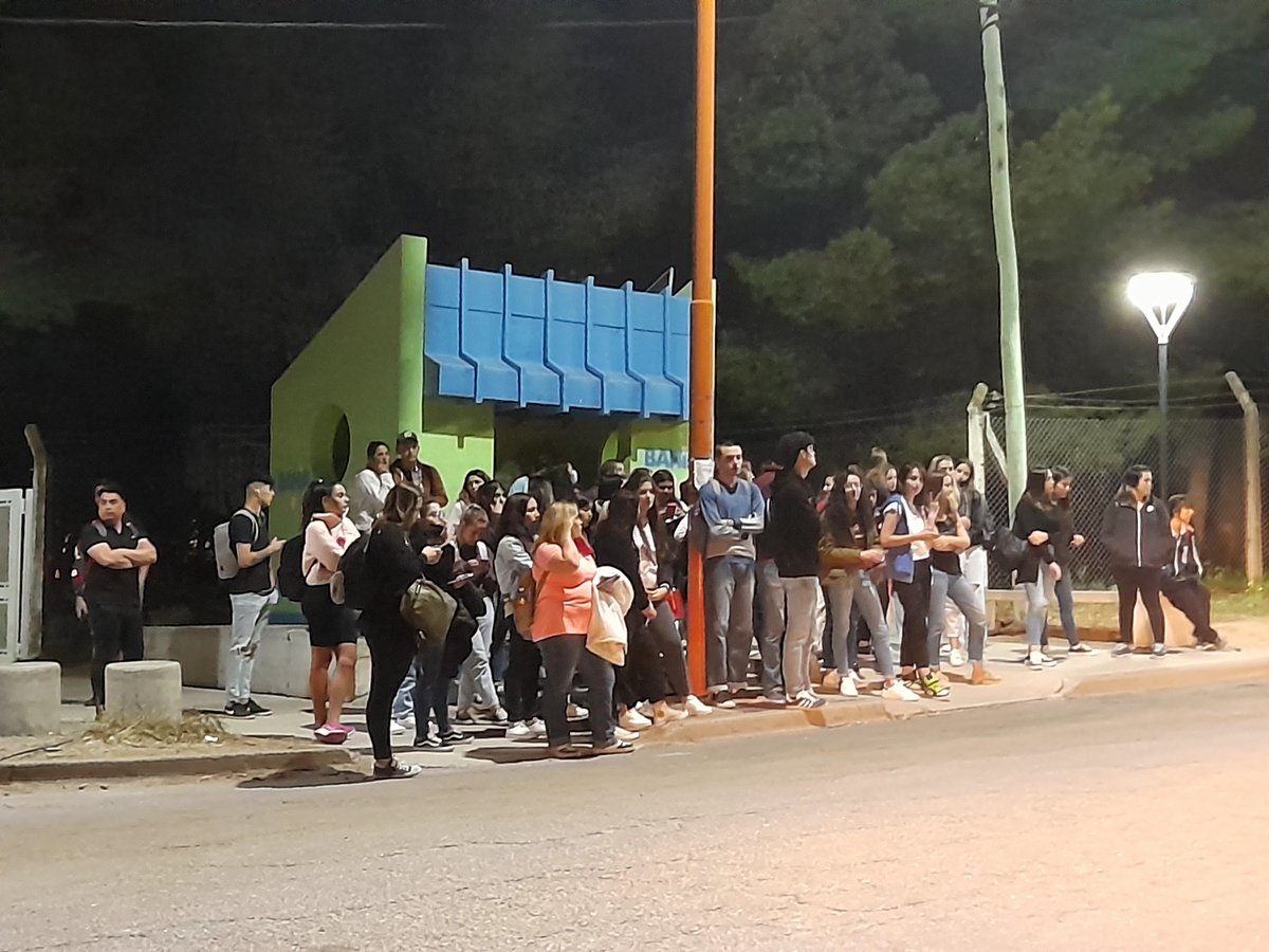 mrminervino1's tweet image. Campus de la UNS, Altos del palihue, 22 horas, espera de la 503, única línea que llega al lugar. Cerca de 20 mil estudiantes concurren al campus pero no hay servicio de ómnibus desde la mayoría de los barrios de la ciudad. Algo para pensar.