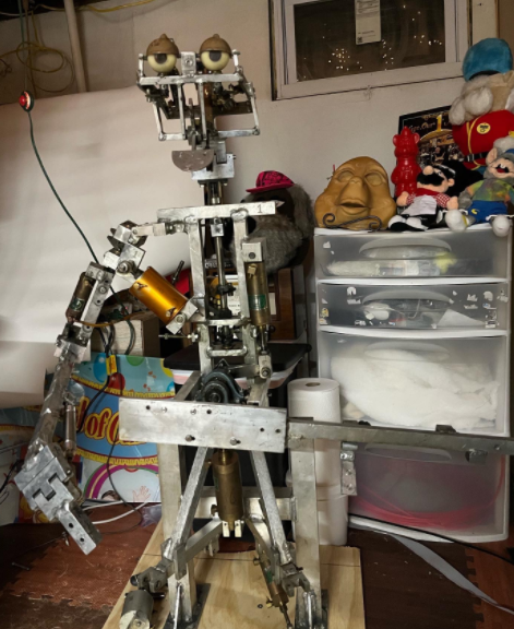 MoonRockafire's tweet photo. Thought I might as well finally start posting on Twitter. here's my beach bear animatronic that I recently obtained. he is a very early bot being the 12th made and has many mechanical differences compared to later ones. soon to be restored... https://t.co/ompL9zvUVU