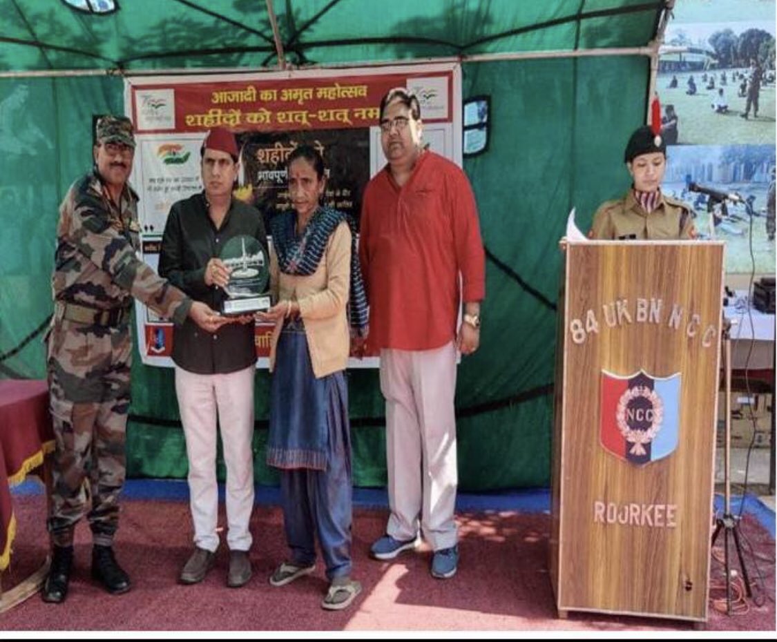 NCCUttrakhand's tweet photo. #AzadiKaAmritMahotsav 
As part of the felicitation programme for families of Brave Hearts in Roorkee, Haldwani, Haridwar and Pantnagar under Roorkee Group, the Families of Brave Hearts were  presented 
' Plaque of Gratitude' on behalf of @PMOIndia @HQ_DG_NCC 
#JaiHind 🇮🇳 https://t.co/PrZ8Ehc981