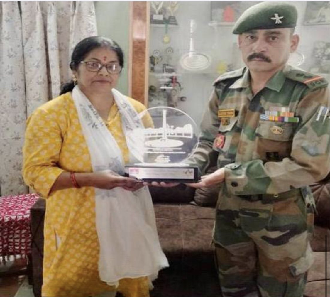 NCCUttrakhand's tweet photo. #AzadiKaAmritMahotsav 
As part of the felicitation programme for families of Brave Hearts in Roorkee, Haldwani, Haridwar and Pantnagar under Roorkee Group, the Families of Brave Hearts were  presented 
' Plaque of Gratitude' on behalf of @PMOIndia @HQ_DG_NCC 
#JaiHind 🇮🇳 https://t.co/PrZ8Ehc981