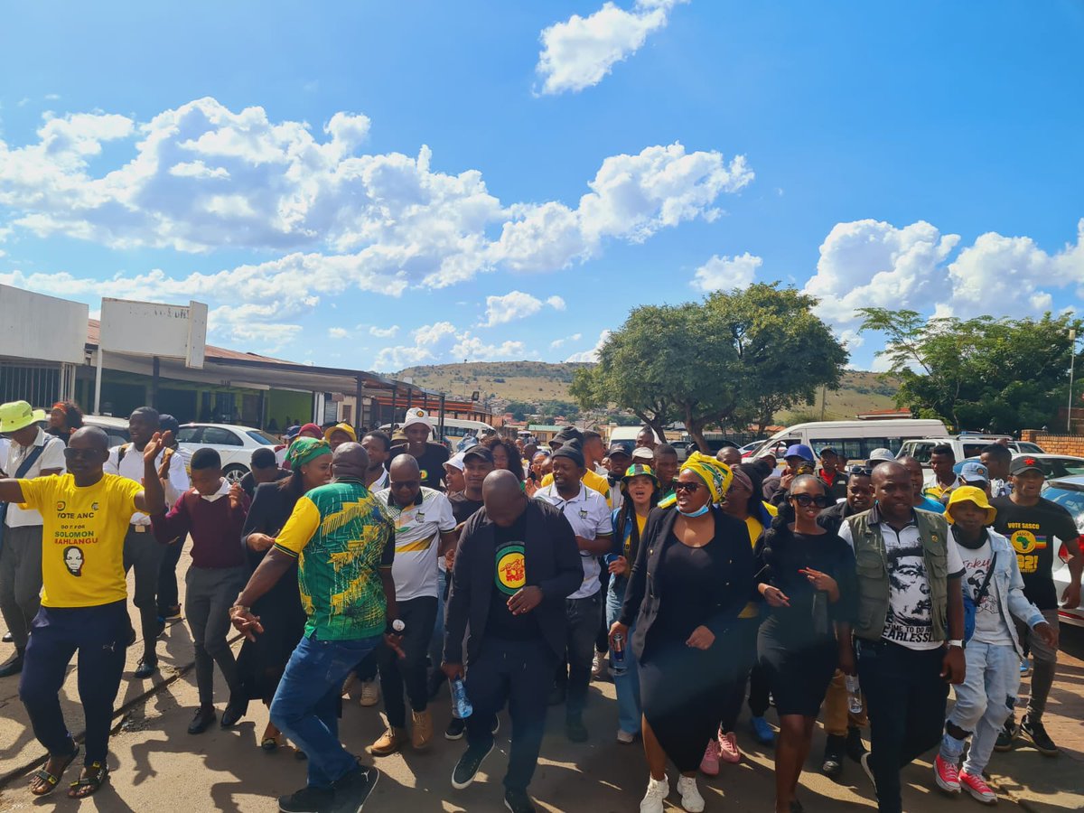 NoncebaMhlauli's tweet image. Young people concluded the 46th Commemoration of #Kalushi with a march to the Mamelodi West Police Station to support the Mahlangu Family to open an inquest into the circumstances around the death of #Kalush