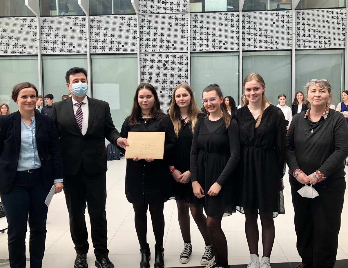 acrennes's tweet photo. 📈📕 11e tournoi de management et de gestion @acrennes

➡️ 53 équipes &amp; 500 lycéens et lycéennes se sont investis !

🏆Félicitations aux lauréats dont les membres du jury ont tenu à saluer les excellentes compétences déployées👏👏 https://t.co/myf6V9iu8o