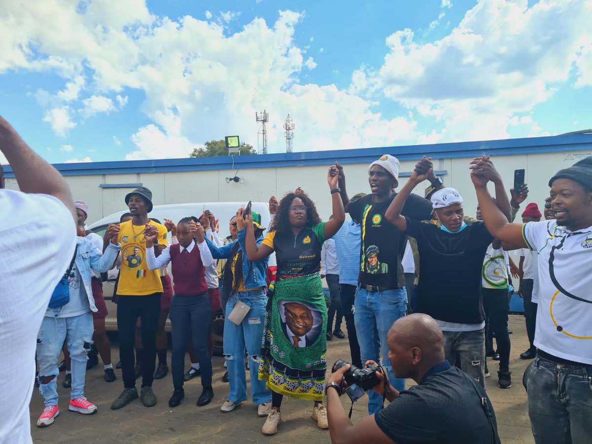 NoncebaMhlauli's tweet image. Young people concluded the 46th Commemoration of #Kalushi with a march to the Mamelodi West Police Station to support the Mahlangu Family to open an inquest into the circumstances around the death of #Kalush