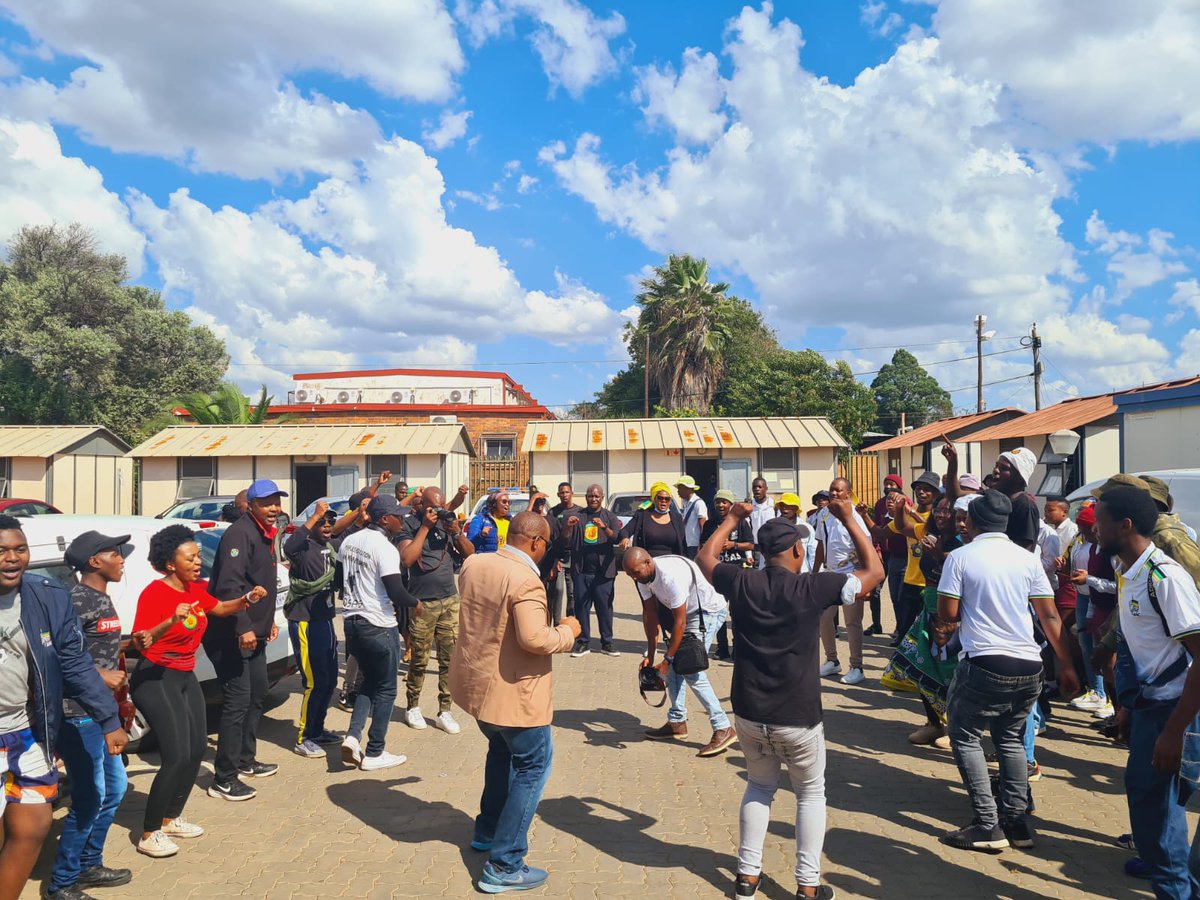 NoncebaMhlauli's tweet image. Young people concluded the 46th Commemoration of #Kalushi with a march to the Mamelodi West Police Station to support the Mahlangu Family to open an inquest into the circumstances around the death of #Kalush