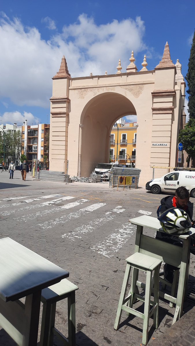 El arco de la Macarena parece una tarta. Albero facha, fascista, reaccionario,etc. #AyuntamientodeSevilla