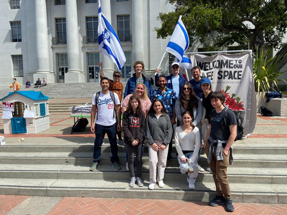 ClubZTeens's tweet photo. Club Z has liberated UC Berkeley and has declared it a Zionist campus. 🇮🇱 😇
#clubzteens #activism #zionism #jewishpride #clubz https://t.co/jRfke5RHYB