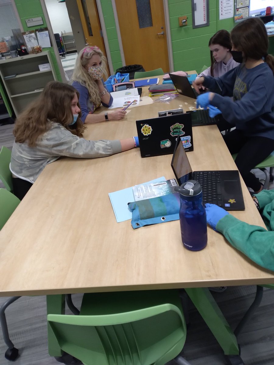 CITGOiaOQMS's tweet photo. #OQFamily 8th graders dissecting brains!! Future scientist gathering and recording observations!! https://t.co/imyKrtiCA8