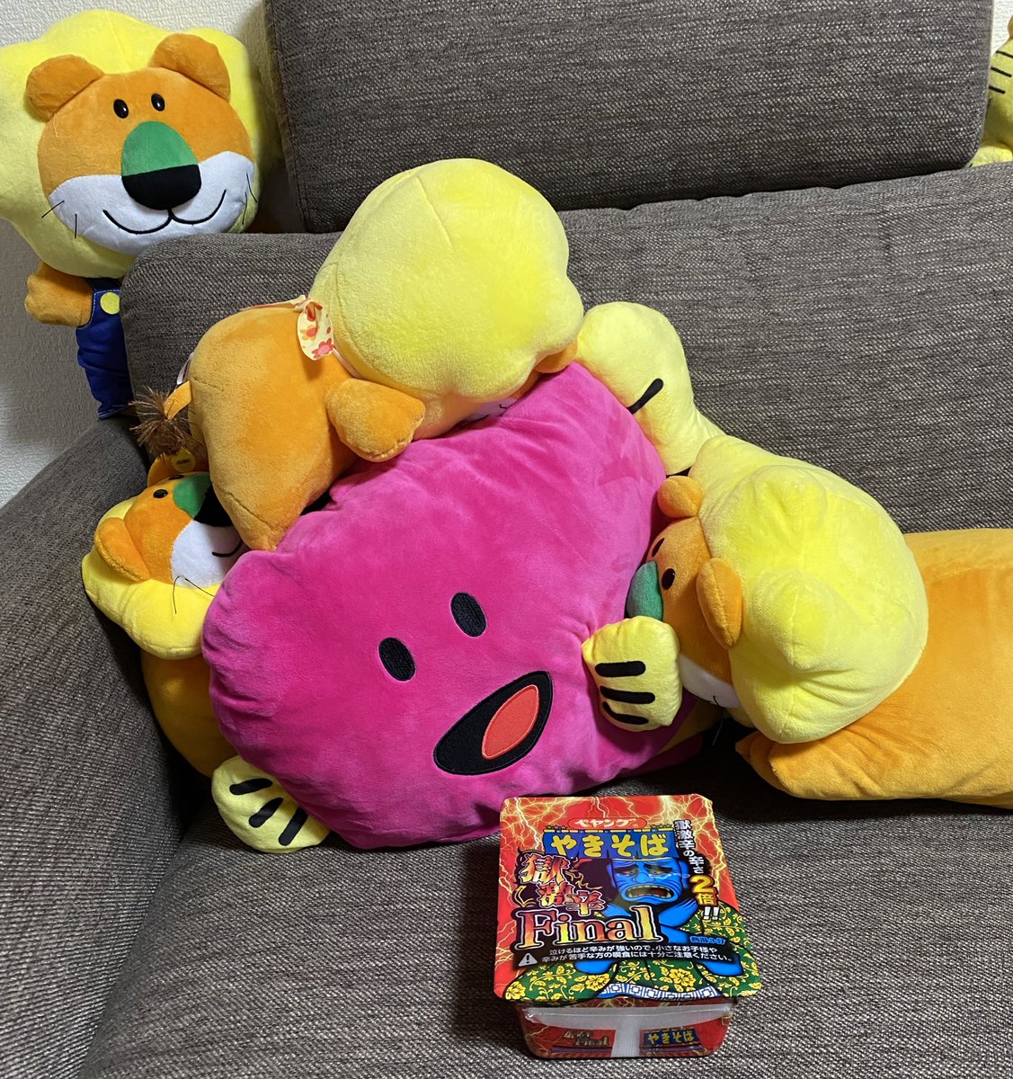 shiratomosama's tweet photo. ヤッホー
これいつ食すか悩んでる
マンボウじゃないよ
ペヤングの方だよ https://t.co/jlMK2zKpP3