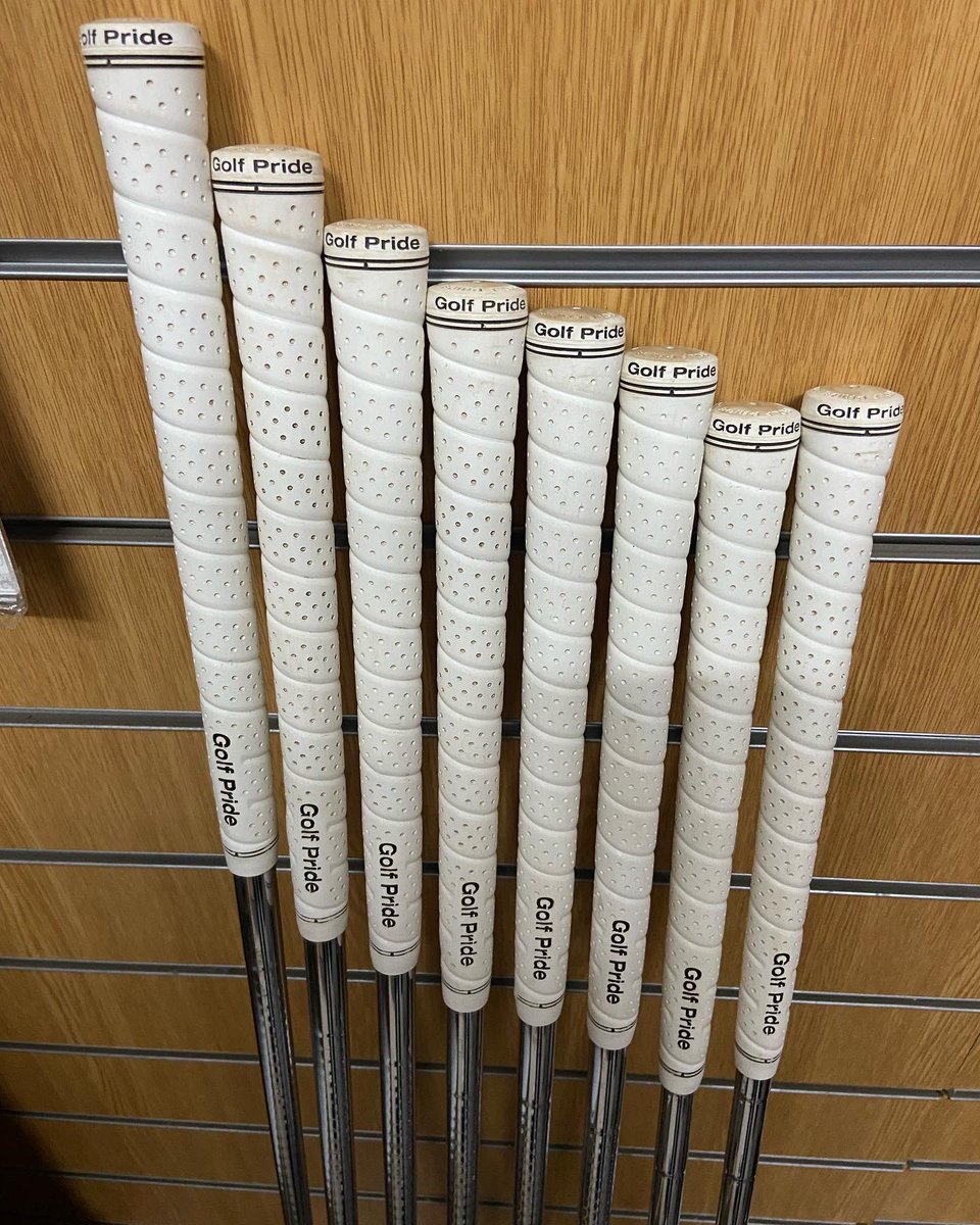 carledwardsgolf's tweet photo. From this to this, visually, aesthetically and feel completely changed for this set of @CallawayGolfEU Epic irons. #pgapro #newgrips #exstensions @golfpridegrips https://t.co/weqQbfUky2