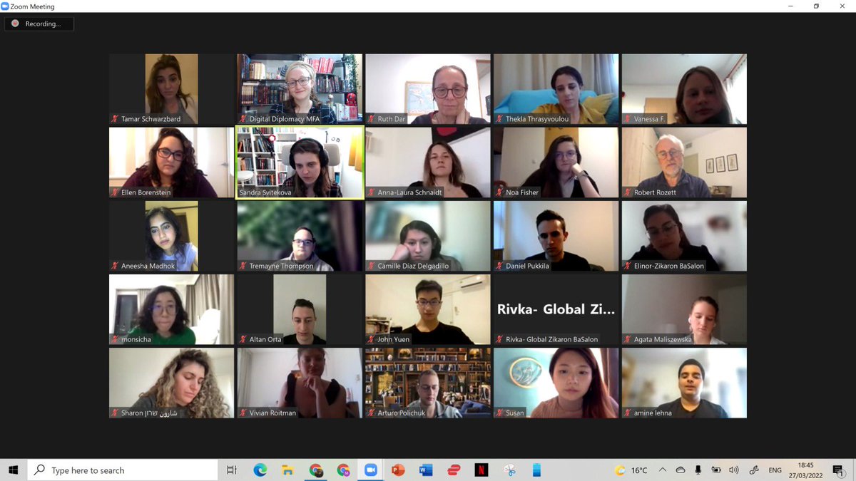 🧵
23 young individuals from 🇺🇸🇹🇷🇧🇴🇹🇼🇮🇳🇨🇾🇷🇸🇩🇪🇳🇿🇫🇮🇨🇦🇵🇰🇹🇭🇭🇰🇨🇴🇸🇰🇲🇦🇵🇱🇲🇽, 10+ languages, 5 platforms.

The best way to fight #Holocaust denial &amp; distortion online is to share the stories of Holocaust survivors.

The #MyStoryYourStory project which recently launched, will do just that.