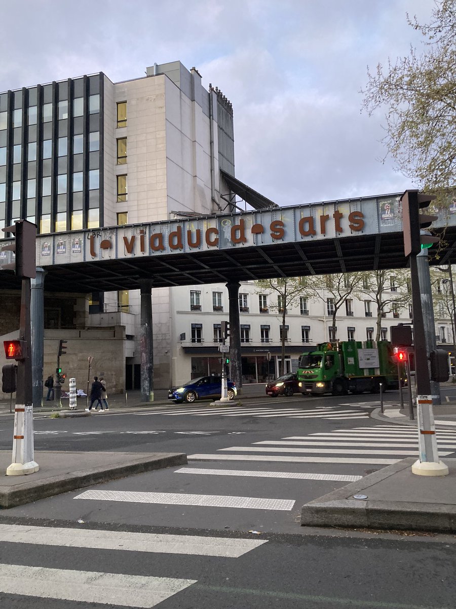 didiersacodesig's tweet photo. design / architecture / à retrouver sur les réseaux la conférence designers des politiques publiques / multiples ouvertures pour les jeunes designers organisée hier par vraiment vraiment au grown zéro 81 rue de charolais paris 12 bastille viaduc des arts https://t.co/uEOuvHDA3D