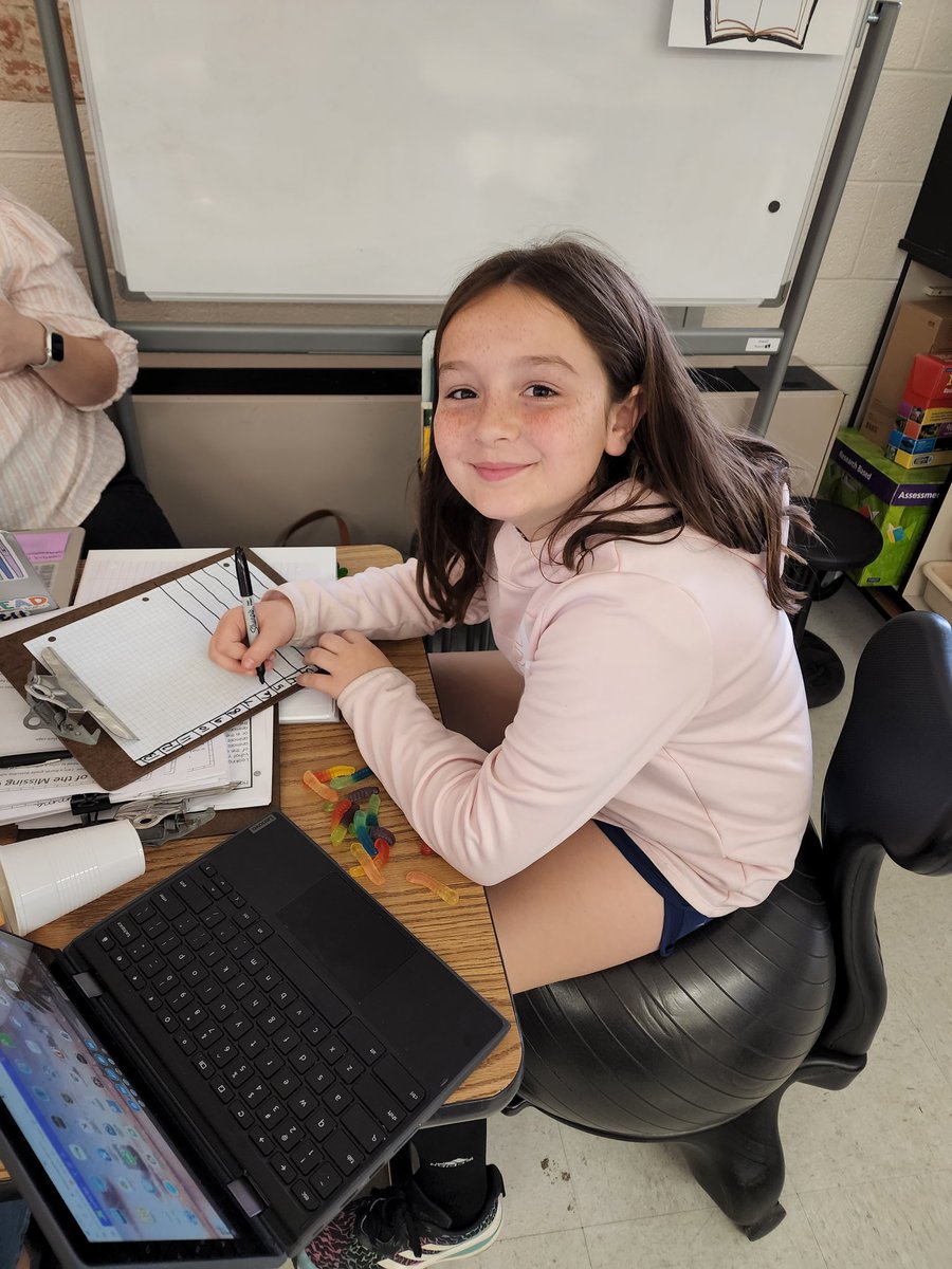jewellclass's tweet photo. Graphing Gummy Worms #handson #computationalthinking #collectingdata #analyzingdata #wormweek @RoundHillES https://t.co/U6r23xgxMG