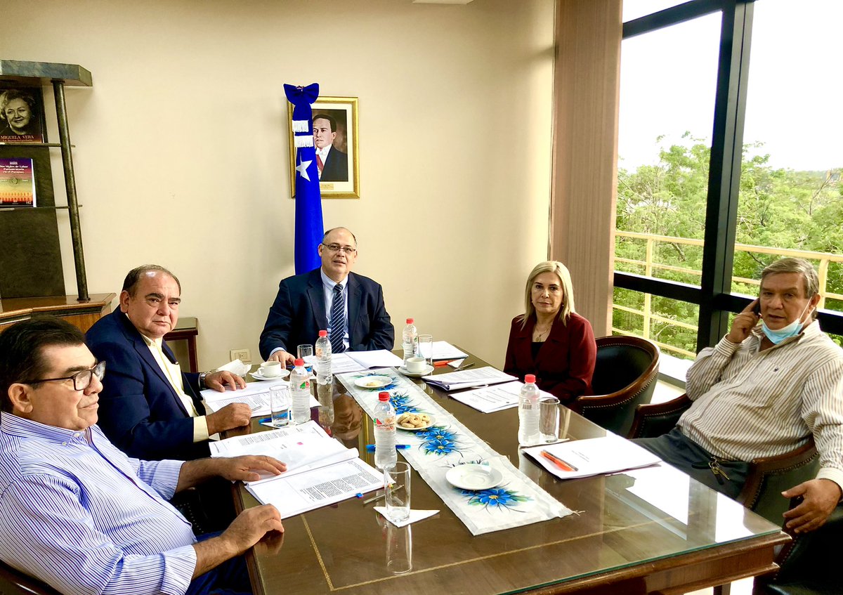 bancada_c's tweet photo. La Bancada “C” del Partido Liberal Radical Auténtico (PLRA), liderada por el senador @abelg_senador se reunieron esta mañana a fin de dar análisis al orden del día prevista para la sesión ordinaria de este jueves 07 de abril, en la Honorable Cámara de @SenadoresPy. https://t.co/EHQ1jMuzb2