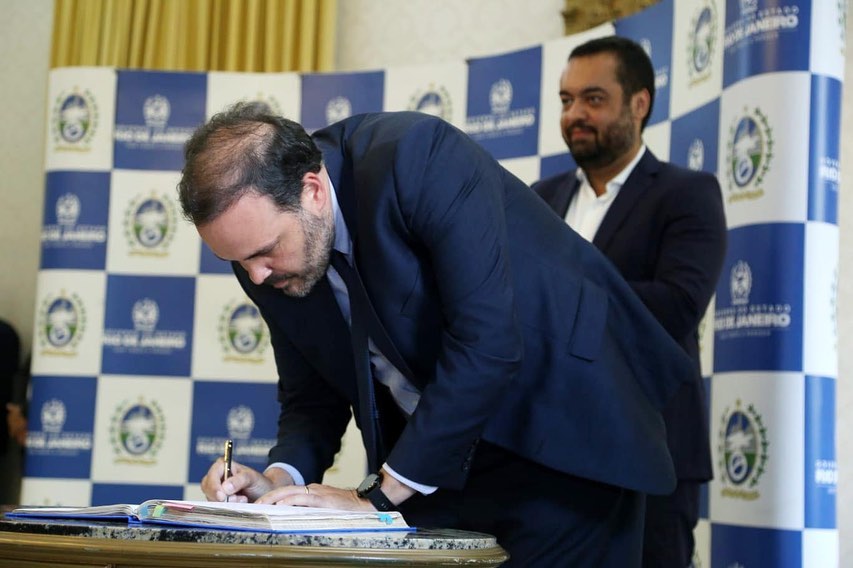SegovRj's tweet photo. Na tarde desta terça-feira (5/4), durante a cerimônia de posse dos novos secretários do Estado do Rio de Janeiro, foi anunciado o novo secretário de Governo: Rafael Thompson.

A Segov prestigia e dá as boas vindas ao novo secretário! 👏🏼

📸: Paulo Fernandes

#SegovRJ https://t.co/T7DWtbb3fK