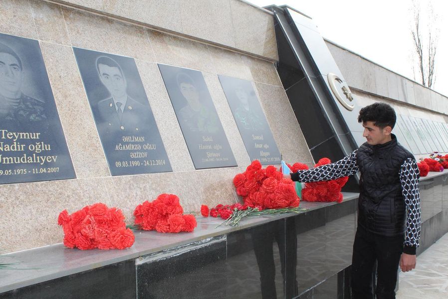 qebelegikm's tweet photo. #GənclərimİZ Aprel döyüşləri ilə əlaqədar Şəhidlər xiyabanını ziyarət ediblər. 🥀
#AzGF #GİKM #QəbələGİKM #QəbələGəncləri #ŞəhidimİZ #Apreldöyüşləri #6il https://t.co/ShQcwbThwy