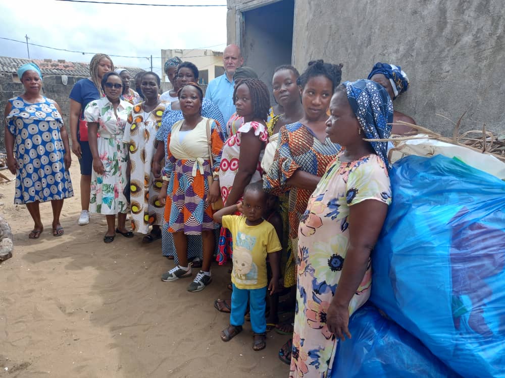 BjkdFondation's tweet photo. [#Entrepreneuriat - #Environnement]

Le bureau du @Québec à Abidjan finance via la #FondationBJKD, le projet ECOWASHROOM piloté par @Edith Kouassi, 3ème lauréate de la 3ème édition du #PrixBJKD et membre du #ClubBJKD.  

#recyclage #dechetsplatisques  #ecoplast

1/2 https://t.co/z5PJ75q7Jj
