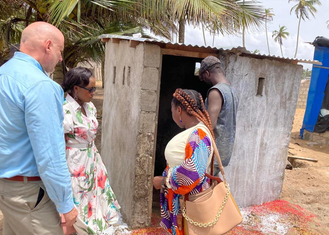 BjkdFondation's tweet photo. [#Entrepreneuriat - #Environnement]

Le bureau du @Québec à Abidjan finance via la #FondationBJKD, le projet ECOWASHROOM piloté par @Edith Kouassi, 3ème lauréate de la 3ème édition du #PrixBJKD et membre du #ClubBJKD.  

#recyclage #dechetsplatisques  #ecoplast

1/2 https://t.co/z5PJ75q7Jj