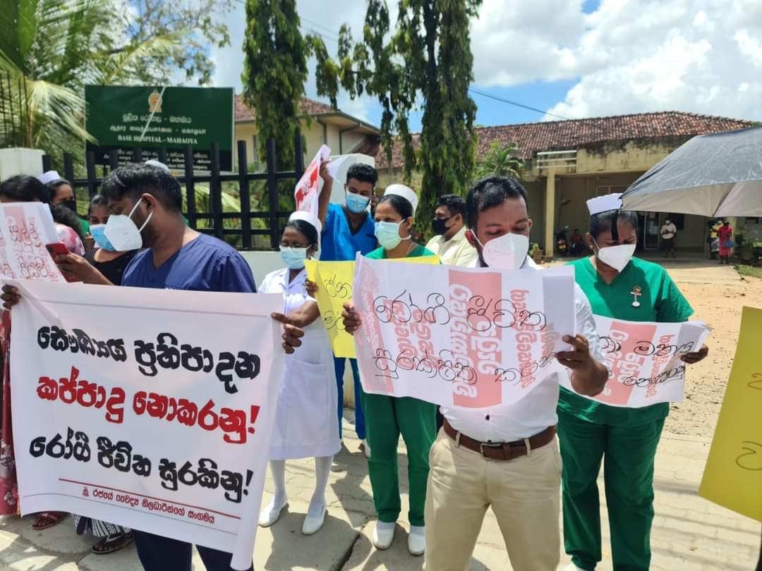 rajeevmenonsl's tweet photo. 📸 #Ninthavur Hospital #Kalmunai
📸 #Mahaoya Hospital

#healthcareworkers #SaveLives #enoughisenough #corruptpoliticians #SriLanka #lka #healthcrisis https://t.co/g1YVLoaLQ0