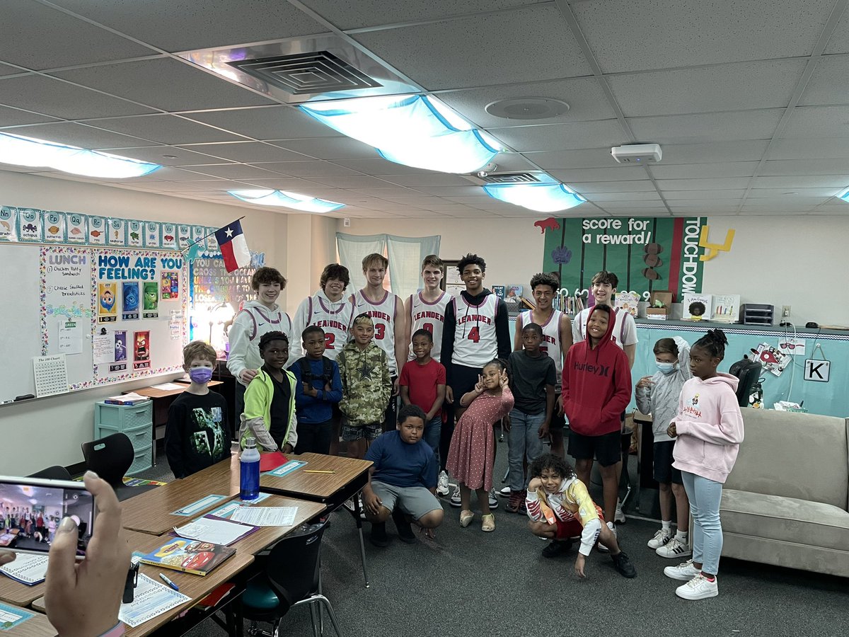 Lion basketball mentoring at Giddens Elementary this morning!  @LISD_AD @LHS_principal20