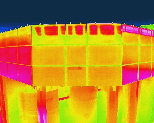 #thermographie #photovoltaïques sites industriels Toulouse &amp; La Rochelle. Le rapport édité permet de visualiser dans l’infrarouge la signature thermique des panneaux photovoltaïque &amp; engager les actions pour améliorer la production airtechphoto.fr thermographie.pro