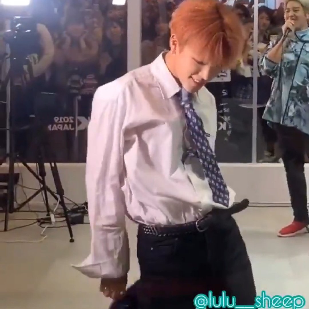 cryforhong's tweet photo. THIS HONGJOONG 🚶‍♀️ https://t.co/KCDGCgHftg