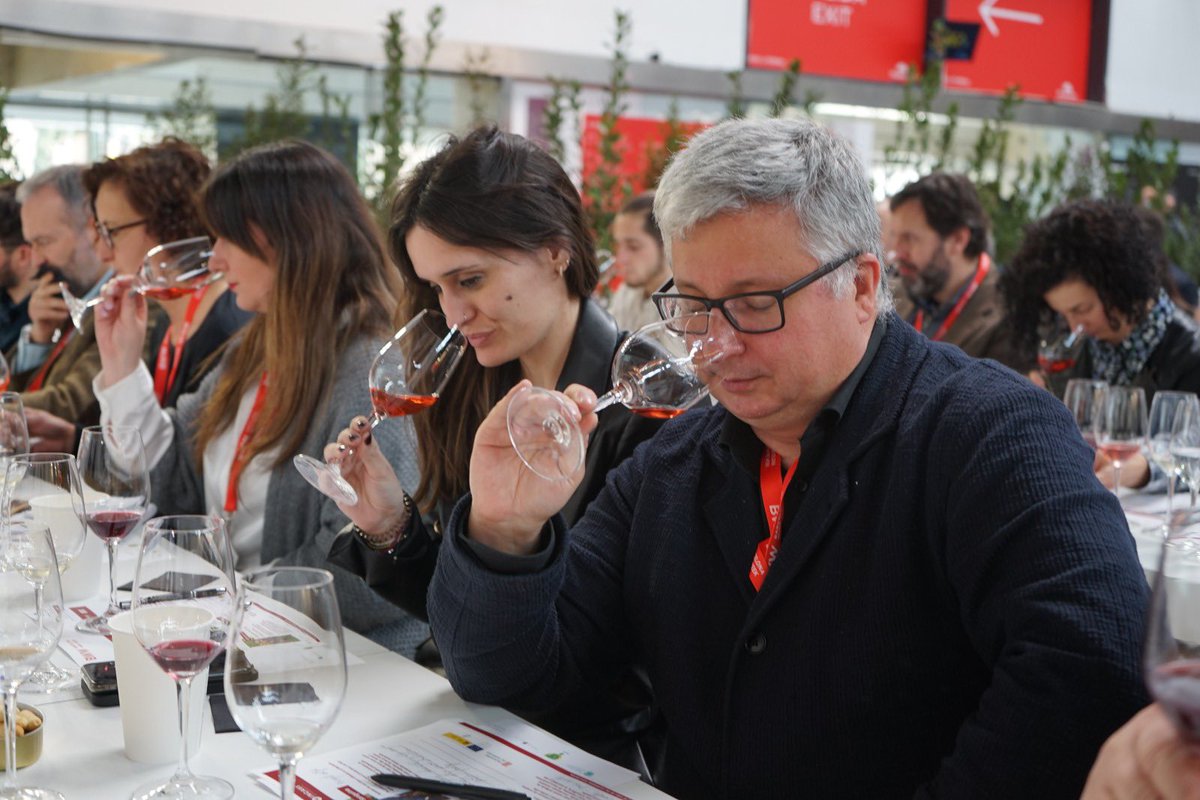 AlbaBalcells's tweet photo. El projecte #Minorvin, presentat avui a la @bcnwineweek, estudia la resiliència varietal per afrontar l'emergència climàtica. El valor de les varietats minoritàries i l'esforç per mantenir-les ha estat central durant aquesta edició per l'@incavicat #vicatalà https://t.co/SEH3pH3Jlj