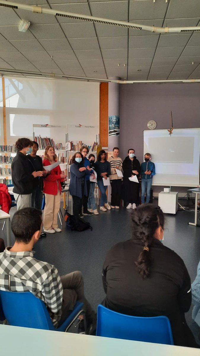 Journée en bleu pour la journée mondiale de sensibilisation à l'autisme, organisée par les délégués de classe du collège "Les Amandiers" de Carrières sur Seine. Journée émouvante, de vraies rencontres avec les jeunes de l'IME "La Roseraie" et son unité d'enseignement externalisée