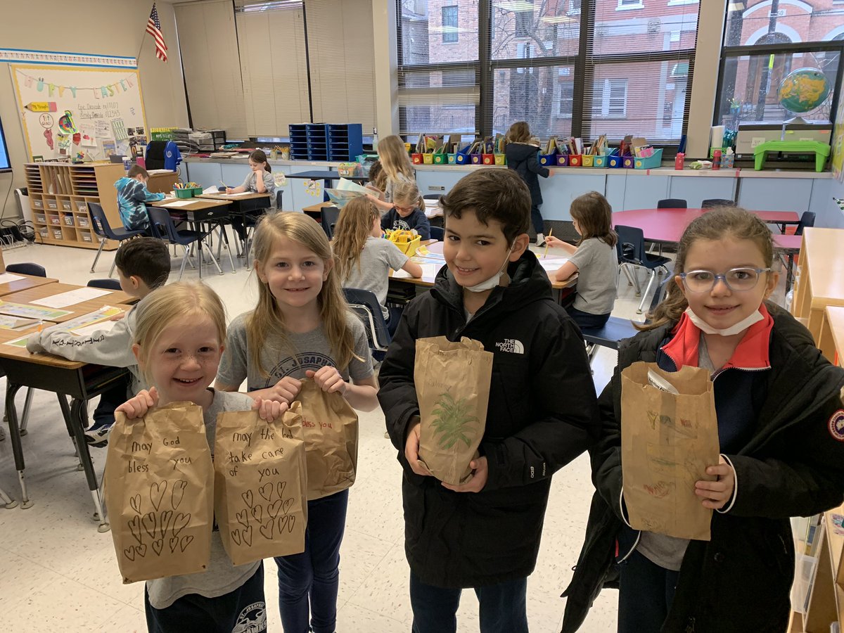 MsHarringtonSJS's tweet photo. Proud of these 1st graders, helping feed the hungry in our community this Lent! @JosaphatSchool @NelMullens https://t.co/Q0oRXj6lmV