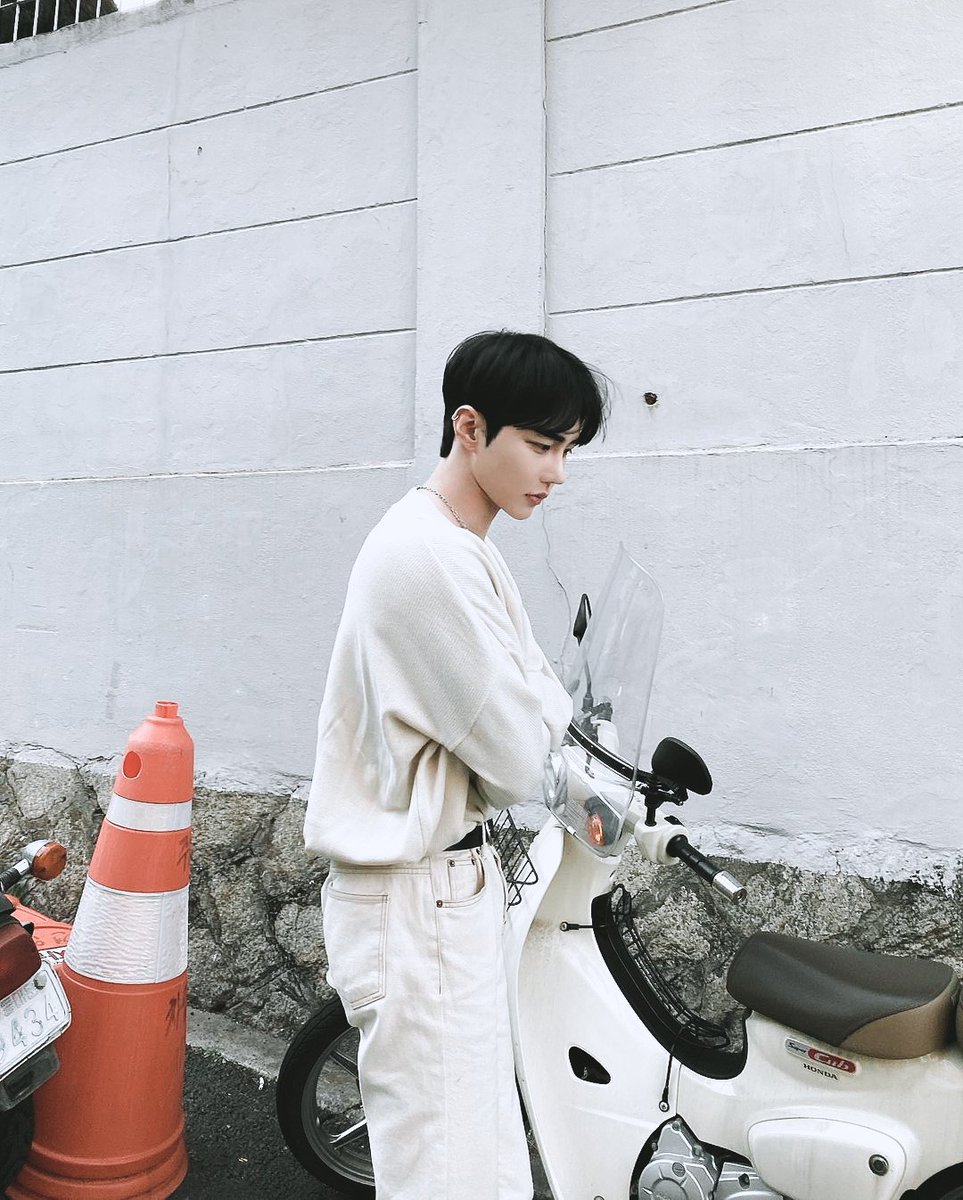 ᅠᅠ     ⌕ @𝐓𝐄𝐑𝐔𝐒𝐇𝐈𝐌𝐀𝐁𝐎𝐓's
ᅠᅠᅠᅠᅠ        new post!

ᅠᅠ     ──────⠀
ᅠᅠ    
ᅠᅠ       Buenos días, mutis...
ᅠᅠ    
   ⠀ ⠀ ㅤ  ⌂      ⌕     ⊞      ♡     ○