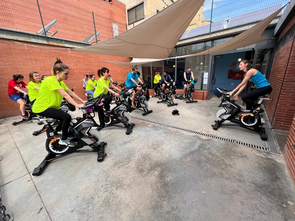 Al #capviladegracia celebrem el #DiaMundialdelActivitatFisica donant exemple. Fes esport, fes salut! @apicsbcn