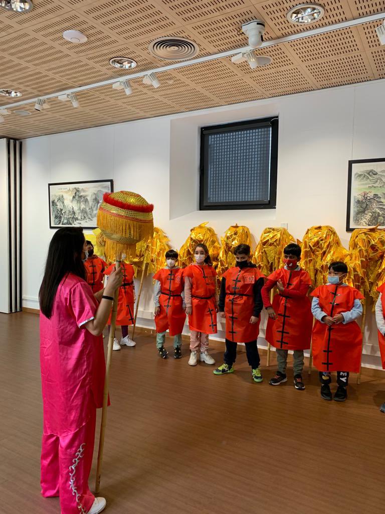 escolamilaifont's tweet photo. Mireu què bé ens ho hem passat a la Fundació Confuci de Barcelona! A 4t hem estat aprenent moltes coses sobre les costums i tradicions de Xina i a @ConfuciBCN ens han rebut amb els braços ben oberts! 🇨🇳🥰#projecteinterdisciplinari #xina #culturesdelmón https://t.co/S1mb9M9lll