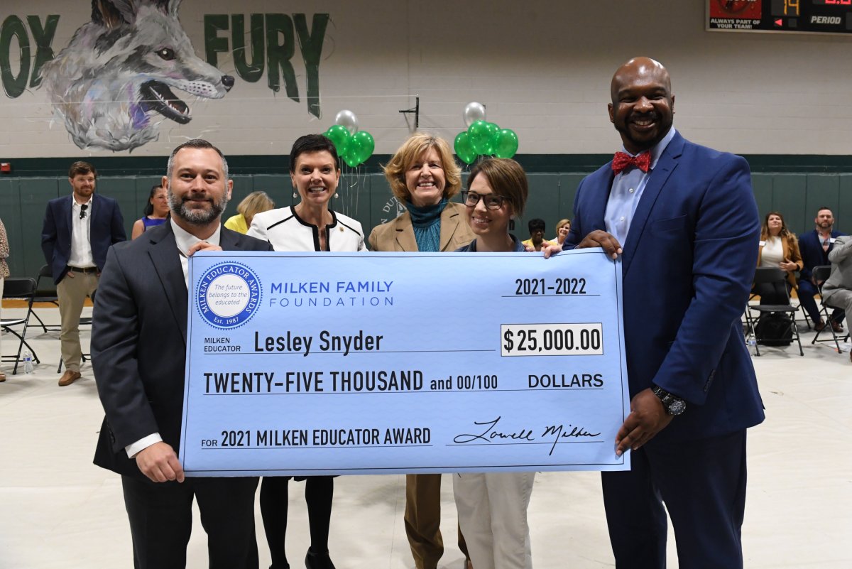 Milken's tweet photo. Congrats to English teacher @lesleymsnyder—she just won SC’s #MilkenAward and $25K @DutchForkMS @LexRich5Schools! @DrRoss_Akil @EducationSC @Molly_Spearman @stephbishop95 #GoldStarSC #SCTeachers #LexRich5Schools #Pridein5 #FoxPride #FoxStrong https://t.co/OVCWhhx5a1