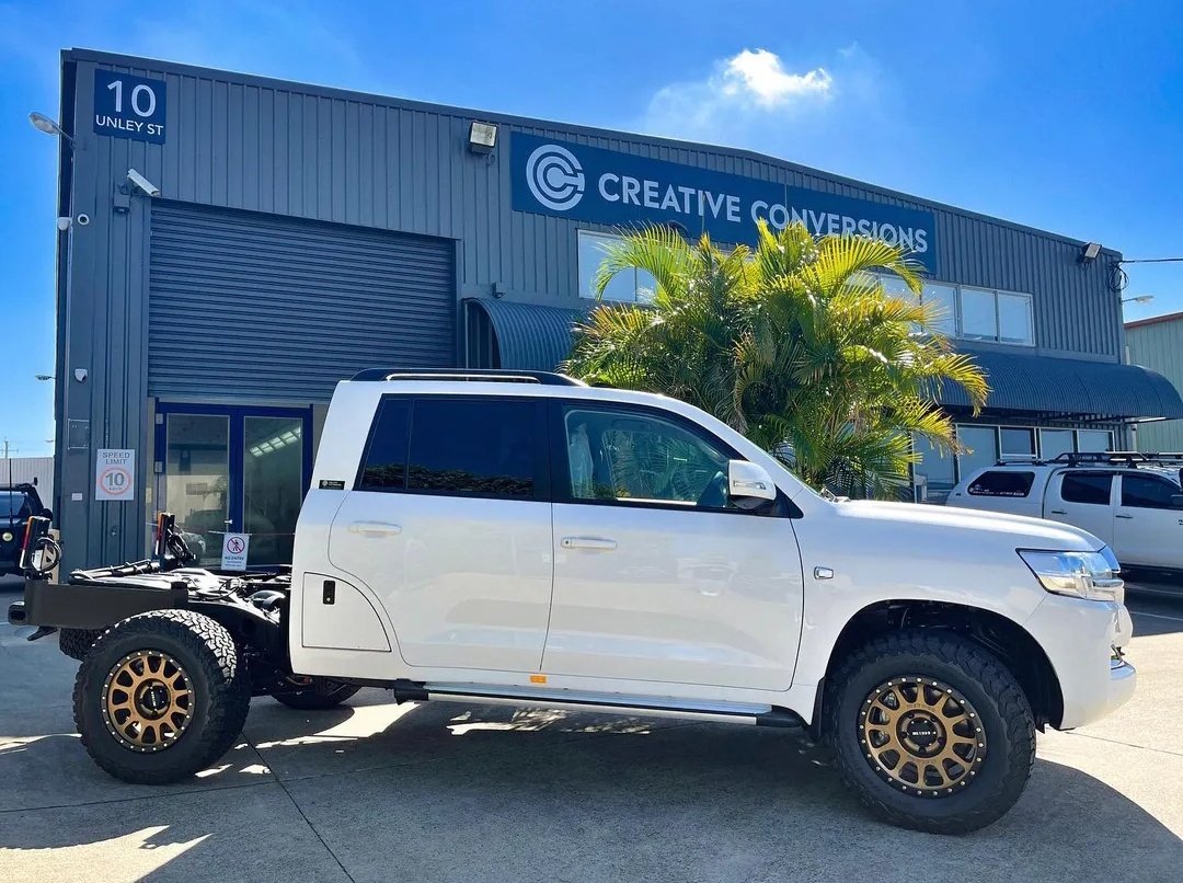 JaMtoka's tweet image. Creative Conversions (Australia) has so far converted 800 LC200 Wagons to Double Cabs 😊😊