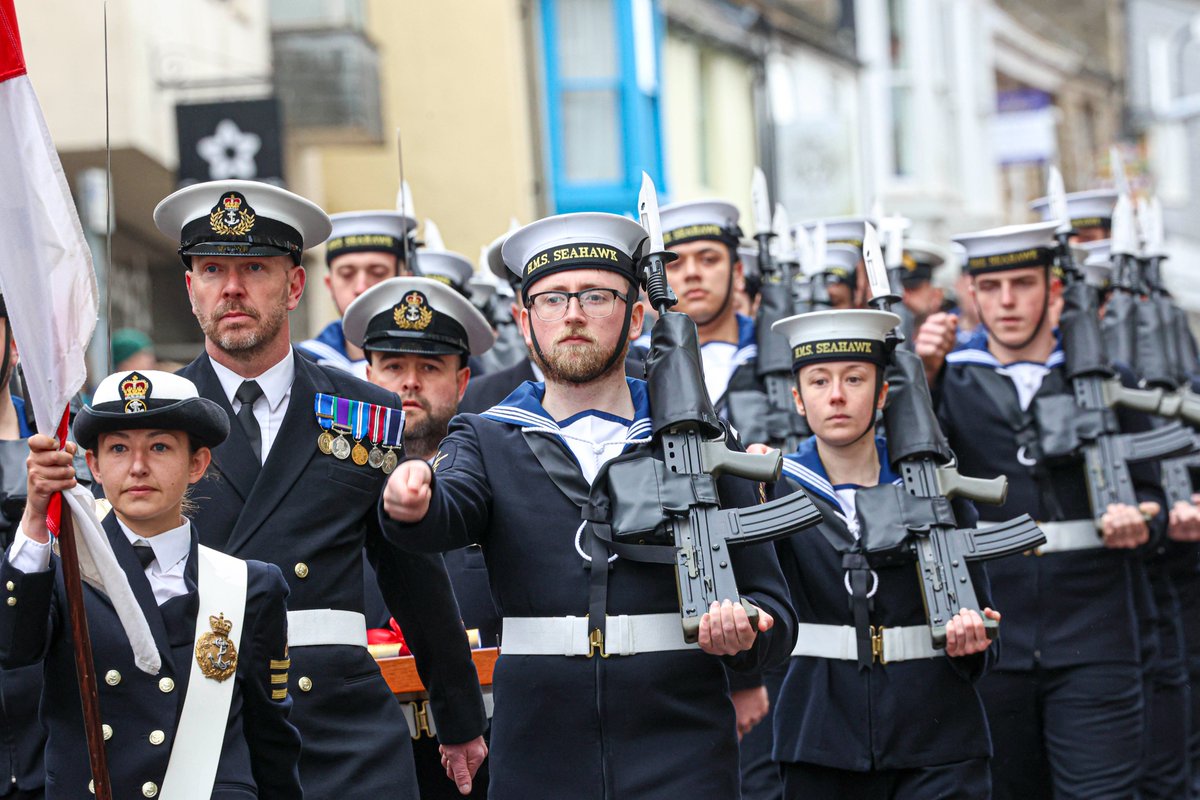 JoryMundy's tweet photo. Helston celebrates the Freedom of Helston Parade which saw 150 sailors march through the streets led by HMS Seahawk supported by members of the public and school children lining the streets #helston #cornwall #kernow #rnasculdrose @RNASCuldrose #freedomofhelston #HMSseahawk https://t.co/BTuO55ZqJq
