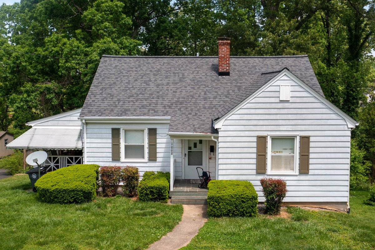 CenvarRoofSolar's tweet photo. Take a look at these Quarry Gray shingles we put on this home in Lynchburg! Check out some of our work by visiting the gallery at https://t.co/XHgNf8oieI https://t.co/uJDOnWC7pR