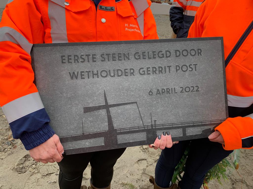 jandereus1's tweet photo. Vandaag werd de eerste steen gelegd door @postgerrit van de Michiel de Ruyterbrug.
Na openstelling van de brug zal ook deze brug door de Provincie op afstand worden bediend.
Namens @FlevoNieuws mocht ik de wethouder, die afscheid neemt, toespreken. https://t.co/AMS4oq6Ibd